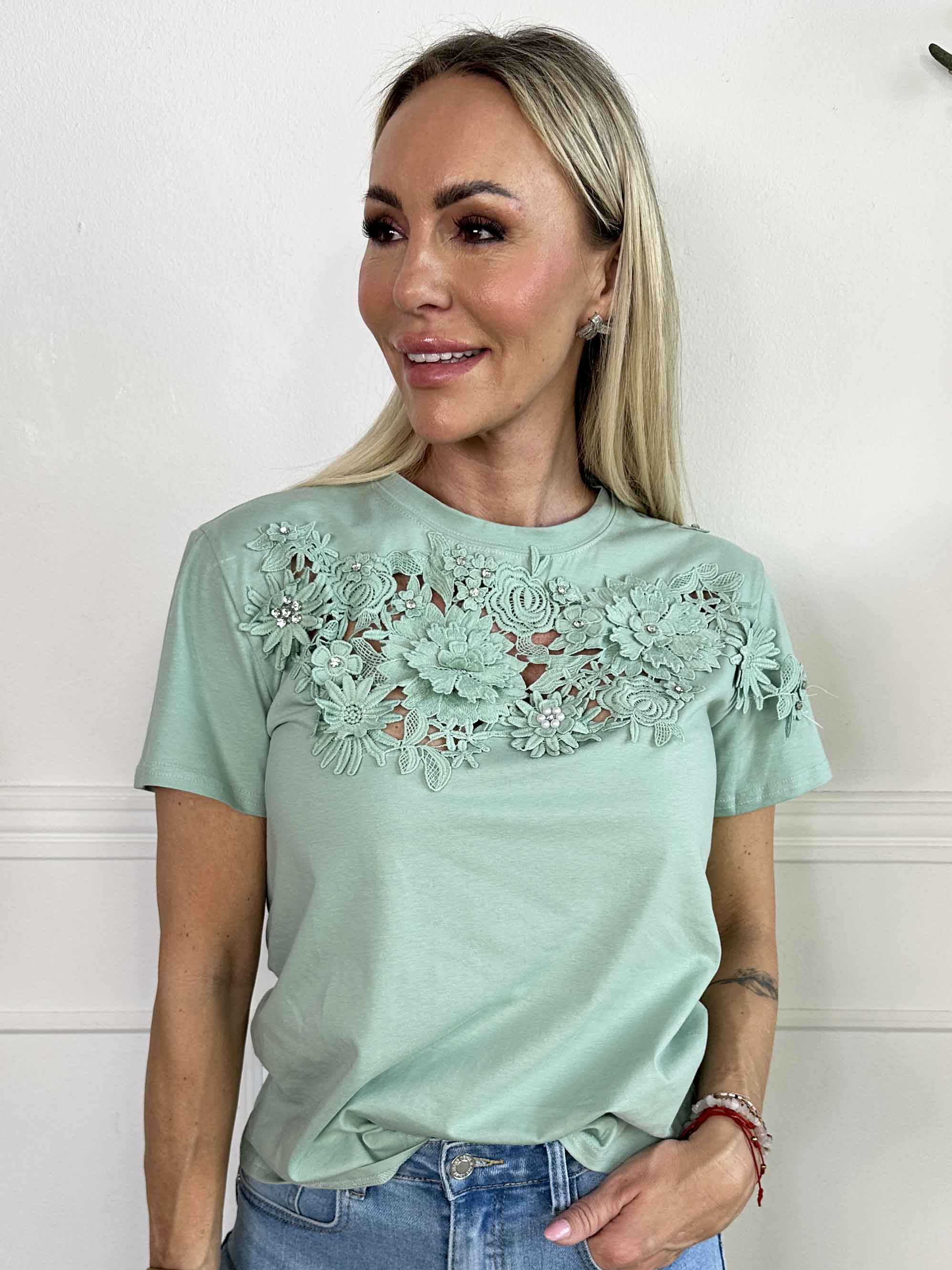 Selma - T-shirt i bomull med broderade detaljer och fuskpäls på bröstet